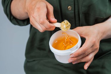 Öğretici saç sugaring, epilasyon, ağda kaldırma. Kadın eller şeker kullanarak yapıştırın. Güzellik Cilt kavramı