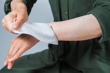 Öğretici saç sugaring, epilasyon, ağda kaldırma. Epilasyon için şeker şeritler kullanarak kadın eller. Güzellik Cilt kavramı