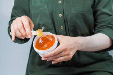 Öğretici saç sugaring, epilasyon, ağda kaldırma. Kadın eller şeker kullanarak yapıştırın. Güzellik Cilt kavramı