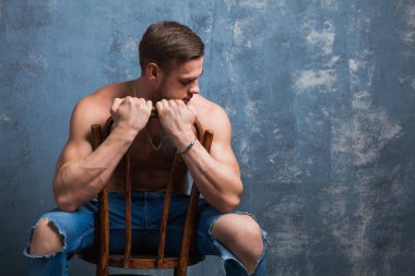 Stüdyoda seksi kaslı erkek modeli. Genç budybuilder uygun güçlü sportif adam kameraya poz. Çıplak gövdeli adam.