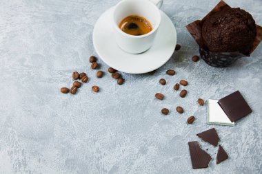 Kahve arabica espresso fasulye koyu çikolata arka plan. Kahve konsepti zamanı.