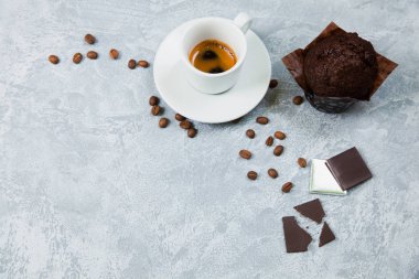 Kahve arabica espresso fasulye koyu çikolata arka plan. Kahve konsepti zamanı.