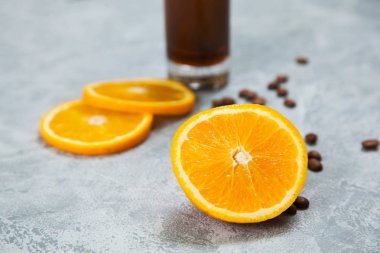 Bumble portakal taze meyve suyu kahve arabica espresso fasulye koyu çikolata arka plan. Kahve konsepti zamanı.