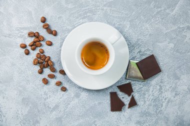 Kahve arabica espresso fasulye koyu çikolata arka plan. Kahve konsepti zamanı.