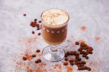 Latte kahve arabica espresso fasulye koyu çikolata arka plan. Kahve konsepti zamanı.