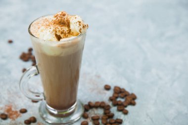 Latte kahve arabica espresso fasulye koyu çikolata arka plan. Kahve konsepti zamanı.