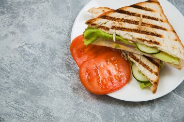 Pastırma ve domates ile iştah açıcı sıcak sandwitch. Kopyalama alanı