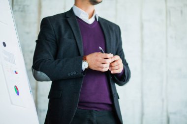 Genç hipster işadamı beyaz tahta fikirlerini gerçekleştirmek. Yakışıklı adam, erkek ofis işçi tarafından iş sunumu