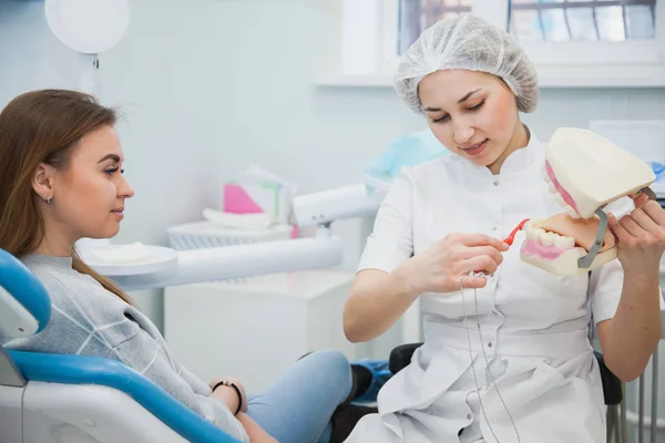 Kobiece Profesjonalnego Stomatologa Pokaż Higieny Zębów Model Szczęki Stomatologist Pacjent — Zdjęcie stockowe