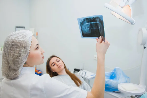 Kobieta Lekarz Dentysta Badanie Rentgenowskie Ludzkiej Szczęki Profesjonalne Stomatologist Wyświetlone — Zdjęcie stockowe