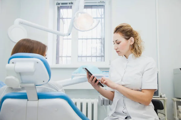 Женщина Стоматолог Пациент Обсуждают Лечение Приложении Таблетки Стоматолог Показывает Пациентке — стоковое фото