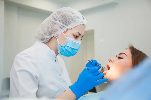Kobiece Stomatologist Niebieski Maska Ochronna Badanie Zębów Pacjenta Leczenie Próchnicy — Zdjęcie stockowe