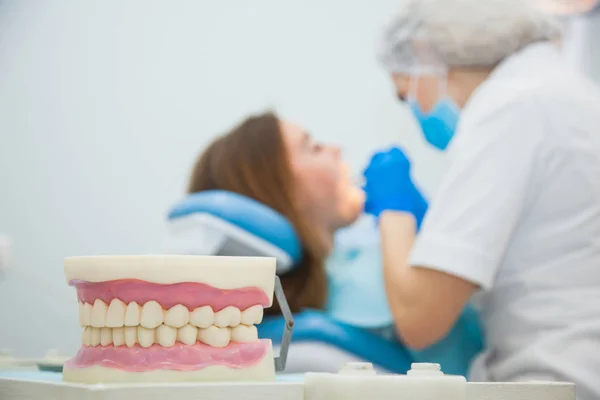Nieostre Rozmyte Zdjęcie Dentysta Pacjentem Kliniki Urzędzie Stomatologist Zęba Leczenie — Zdjęcie stockowe