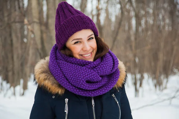 Молодая Красивая Женщина Счастливой Улыбкой Фиолетовом Сноуде Вязаной Шляпе Зимний — стоковое фото