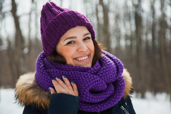 Молодая Красивая Женщина Счастливой Улыбкой Фиолетовом Сноуде Вязаной Шляпе Зимний — стоковое фото