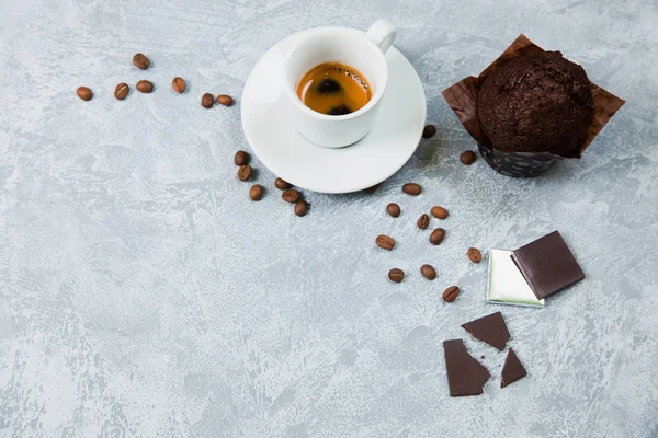 Kahve arabica espresso fasulye koyu çikolata arka plan. Kahve konsepti zamanı.