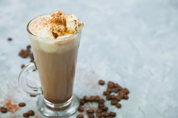 ラテコーヒーアラビカエスプレッソ豆ダークチョコレートの背景 コーヒーコンセプトの時間 — ストック写真