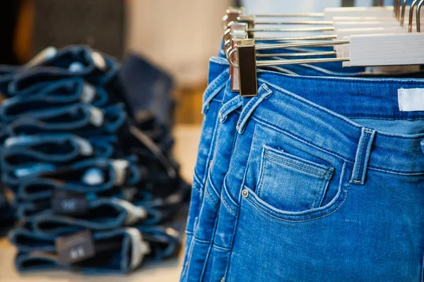 Sprzedaż Zakupy Koncepcja Centrum Jeansy Jeans Ubrania Półki Sklepowe — Zdjęcie stockowe