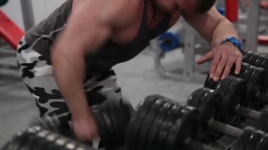 Erkek vücut geliştirmeci spor salonunda ağır halter kaldırma