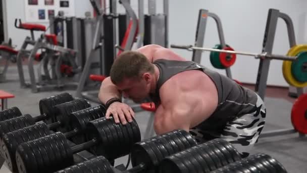 Bodybuilder masculin soulevant haltères lourds à la salle de gym . — Video