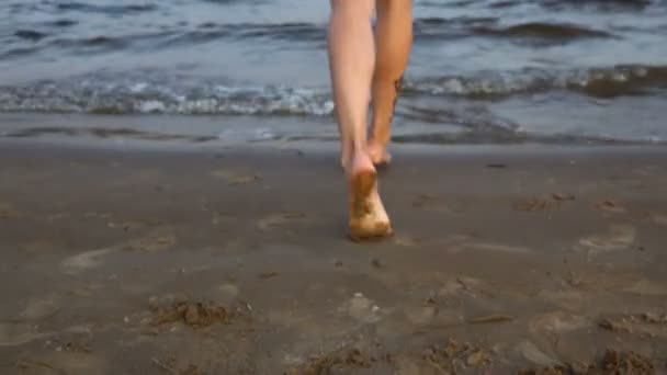 Aantrekkelijke pasvorm jonge vrouw Baden in de rivier in de zomer — Stockvideo