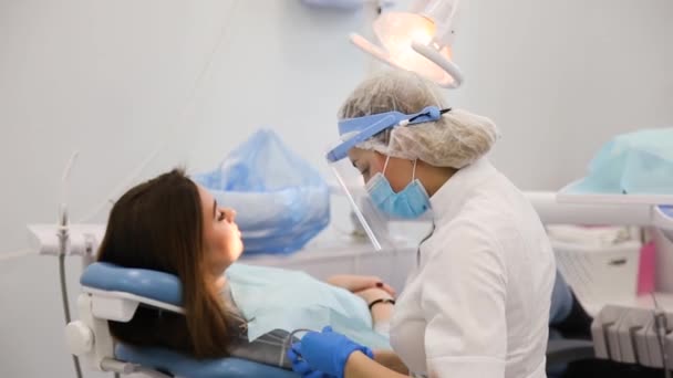 Estomatóloga preparando paciente para cura dental . — Vídeos de Stock