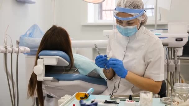 Dentista en guantes y máscara preparan inyección anestésica . — Vídeos de Stock