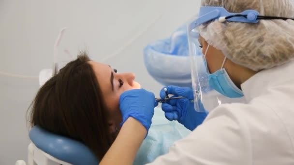 Dentista en guantes y mascarilla haciendo inyección anestésica . — Vídeos de Stock