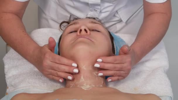 Beauticin applying vitamin mix on neck, shoulders and face skin. — Stock Video