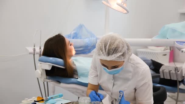 Stomatologa femminile che prepara il riempimento del dentista per curare i denti . — Video Stock
