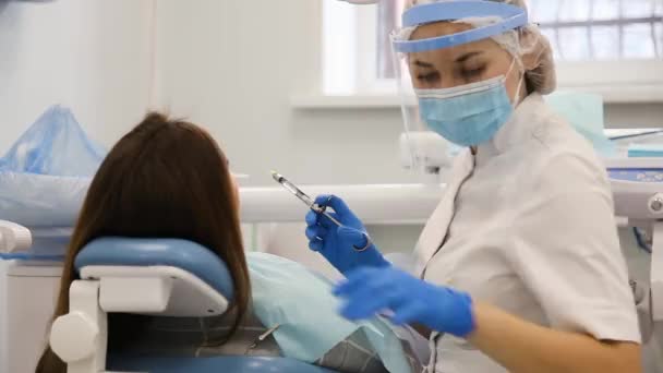 Dentysta w rękawiczkach i masce wykonujący zastrzyk znieczulający. — Wideo stockowe