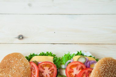 wwooden masasında fotokopi alanı olan iki açık klasik burger.