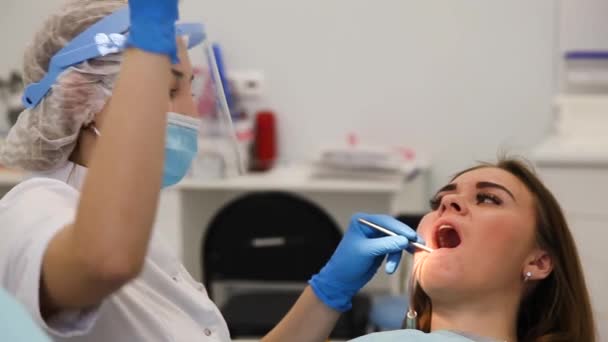 Žena mladý zubař vyšetření pacientů zub. — Stock video