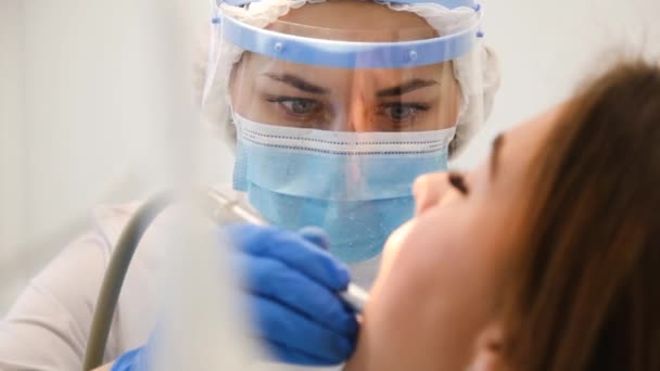 Närbild av koncentrerad kvinnlig tandläkare bota tand med pest och hålighet. — Stockvideo
