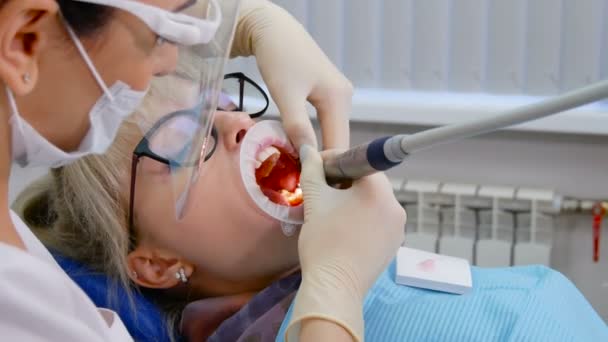 Stomatologo professionista e assistente dentale che lavora con il paziente. — Video Stock