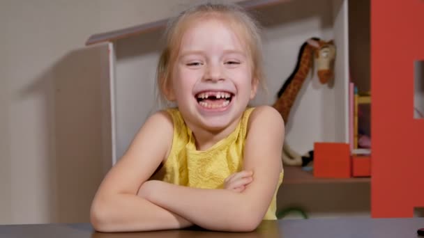 Adorável menina sem dentes rindo alegremente, close-up retrato — Vídeo de Stock