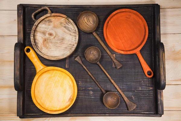 Сельский поднос ручной работы с деревянными столовыми приборами, посудой и ложками . Лицензионные Стоковые Изображения