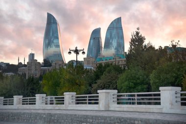 Şehir manzarasındaki alev kuleleri. Akşam Bakü manzarası. Azerbaycan.