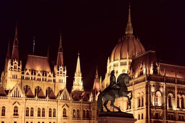 Parlamentonun gece manzarası. Budapeşte. Macaristan. 