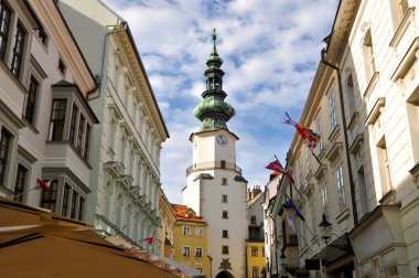 Michalska Sokağı ve Aziz Michael Kapısı. Eski Şehir, Bratislava. Slovakya.