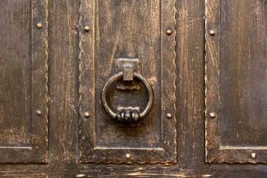 Güzel yuvarlak saplı bakır siyah bir kapının parçası. Eski şehir. Bratislava. Slovakya. Orta Avrupa.