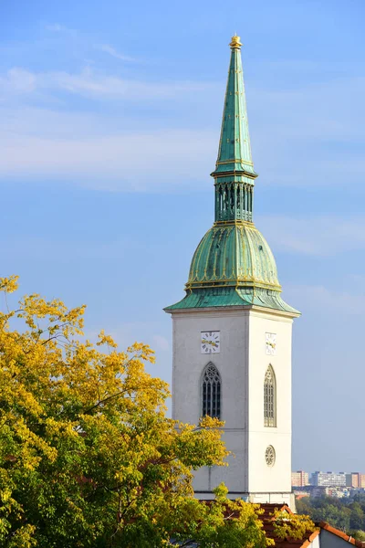 St. Martin Katedrali'nin çan kulesinin manzarası. Bratislava'daki ünlü Katolik kilisesi. Slovakya.