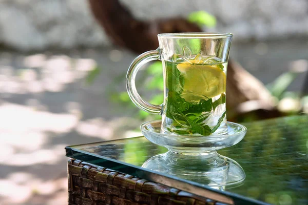 Cam bardak limon ile sıcak nane çayı.