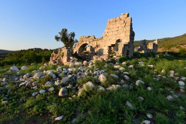 Yıkılmış Roma hamamı. Gün batımı ışınları antik Likya şehrinin kalıntılarını aydınlatır. Patara. Türkiye.