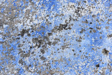 Çatlaklar ve ultramarine-mavi boya lekeleri ile eski dokulu bir duvar. Terk edilmiş bir evin duvar yüzeyi.