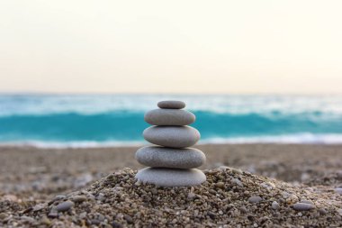 Çakıl taşı plajında Zen taşları. Rahatlama ve sükunet atmosferi. 