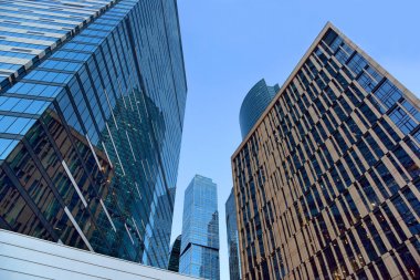 Kentsel çevre. Akşam gökyüzünün yansıttığı üç cam ofis gökdeleni. 