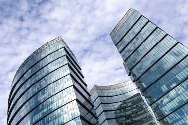 Üç cam ofis gökdeleni. Alt görünüm. Moskova. Rusya. 