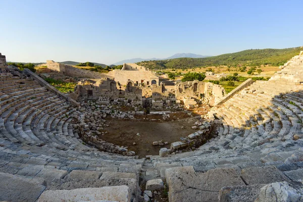 Antik Likya kenti Patara'da antik bir amfitiyatronun kalıntıları. Türkiye.