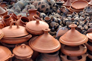 Meknes açık pazarda geleneksel seramik ve tagines. Fas.